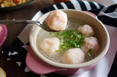 白萝卜丝虾丸汤
