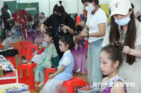 北京运河小学诗悦团演出良径化妆培训为指定造型机构 化妆实习1