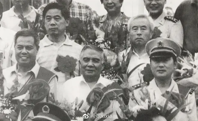 首飛功臣，第一排左起總工程師薛熾壽、總設(shè)計(jì)師宋文驄、首席試飛員雷強(qiáng)
