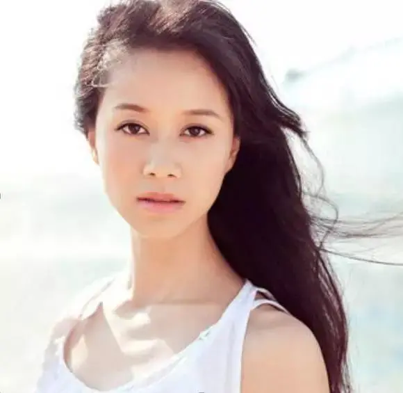 她19歲憑借內(nèi)衣廣告成名從此踏入娛樂圈，網(wǎng)友懷疑她是變性人