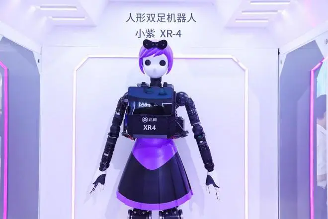 “李白”、“杜甫”复活对酒当歌、铁蛋2现场“跑酷”!2023世界机器人大会有多燃?